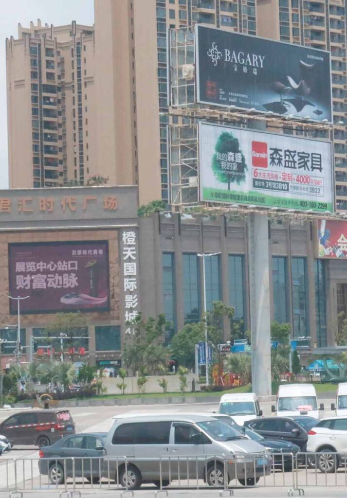 Die chinesische Mode- und Designwelt ist ein Fest der Sinne, eine perfekte Balance zwischen Vergangenheit und Zukunft. Sie inspiriert und verzaubert gleichermaßen, ein lebendiges Zeugnis der Kreativität und des Innovationsgeistes dieses faszinierenden Landes